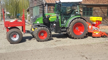 Smalspoortrekker met zaaimachine en roterende schudeg